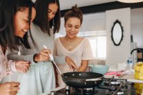 Drei Mädchen beim Kochen