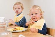 zwei Kinder in der Krippe am essen
